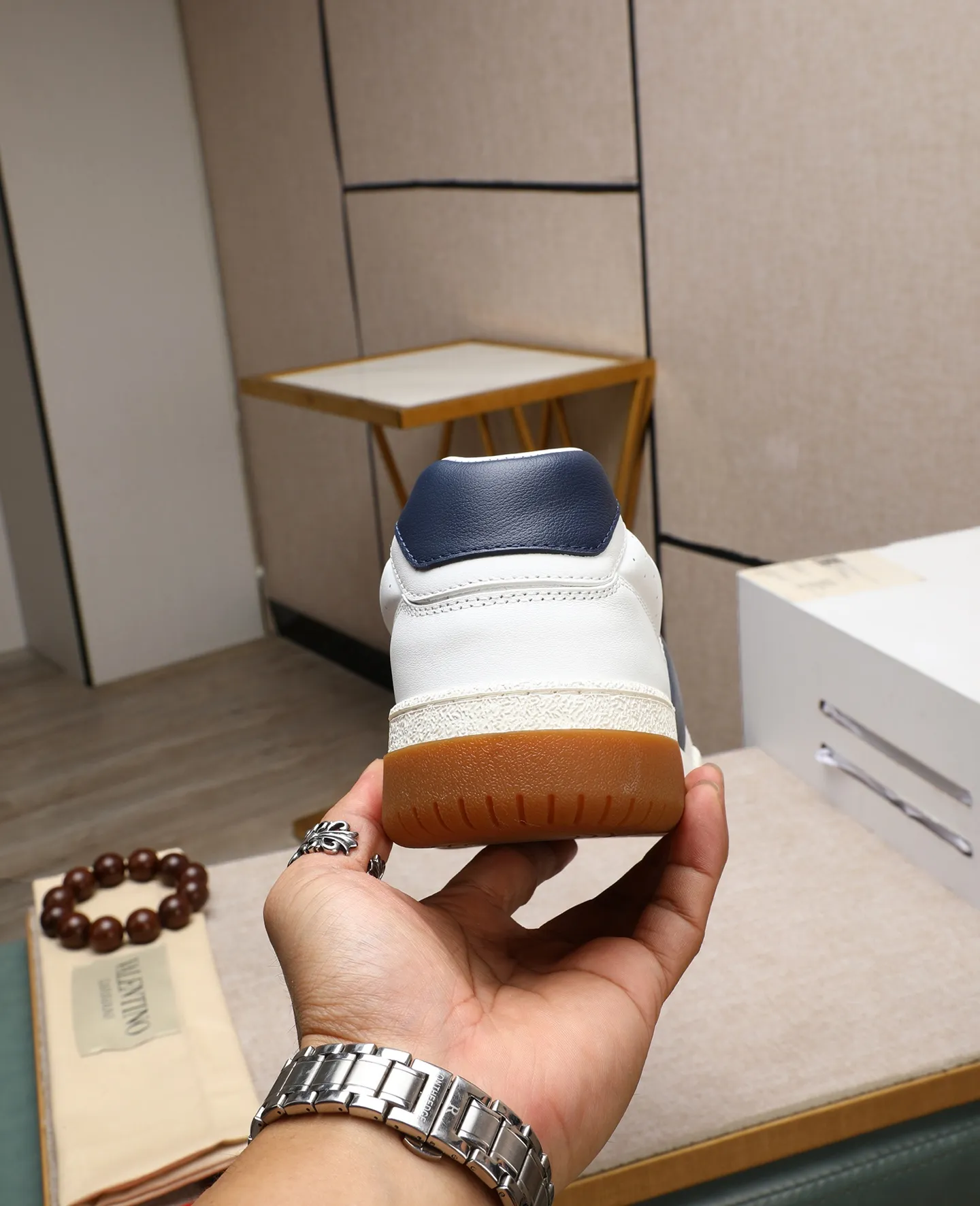 Men's shoes 💰740 [Valentino] Couple model, size: ▪️Size: Women's model 35-40 Men's model 39-44 (45 customized) Valentino Valentino Couple model Joie de Jouer series Velcro Thick sole Bread shoes Couple model Casual sneakers White shoes Original purchase and development Production Joie de Jouer series The style is simple but not out of style. The pure white base is paired with fresh green and soft beige, and the unique Velcro design highlights your personality. Every detail tells fashion and quality. Wear it, take a confident step, and start the trend journey. Delivered in exquisite packaging🛍📦 ▪️Material: Original custom imported first-layer cowhide ▪️Inner lining: Original custom made soft sheepskin lining ▪️Outsole: Original open-molded non-slip TPU material ▪️Sole thickness: 3.5CM
